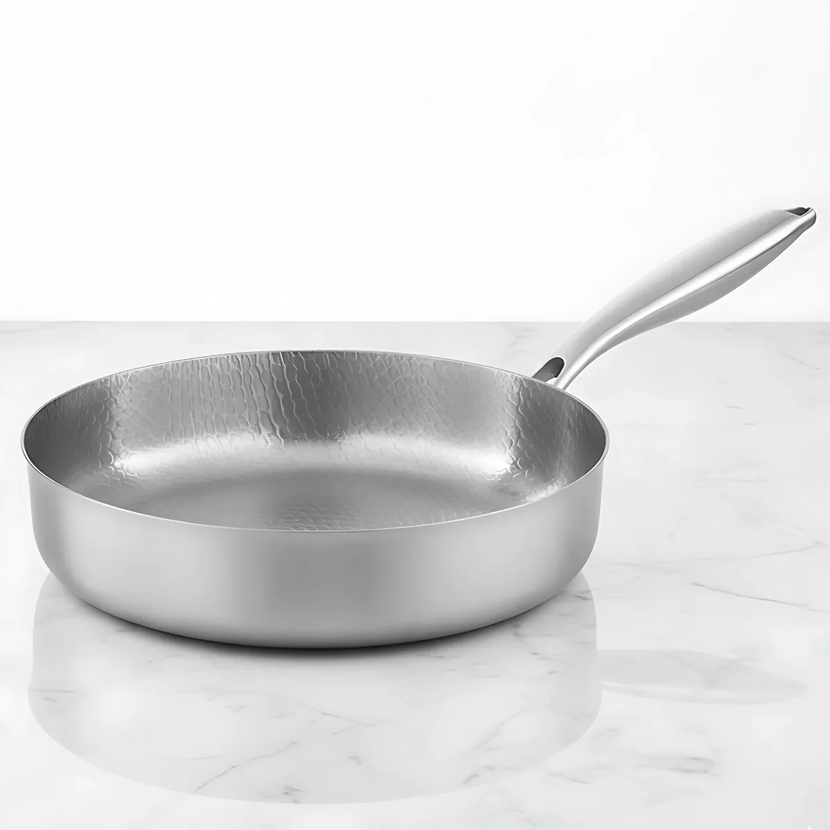 AXEL – Titanförstärkt Rostfri Stekpanna med Lotusmönster, Non-Stick Design & Kompatibilitet för Induktion och Gas